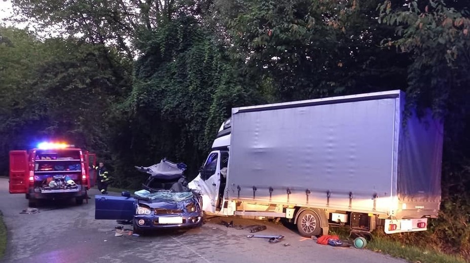 Pri obci Ľubovec došlo k smrteľnej nehode, cesta je neprejazdná