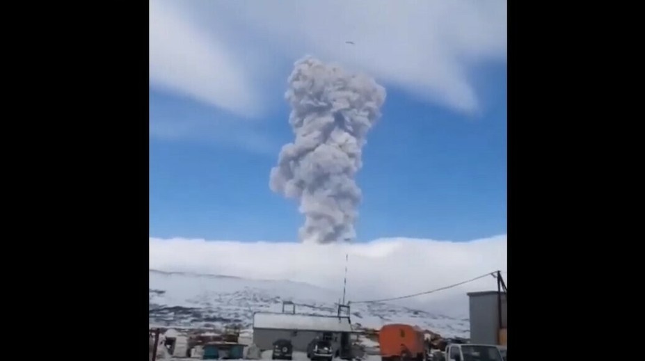 V Rusku sa prebudila sopka Ebeko. Popol pokryl neďaleké mesto