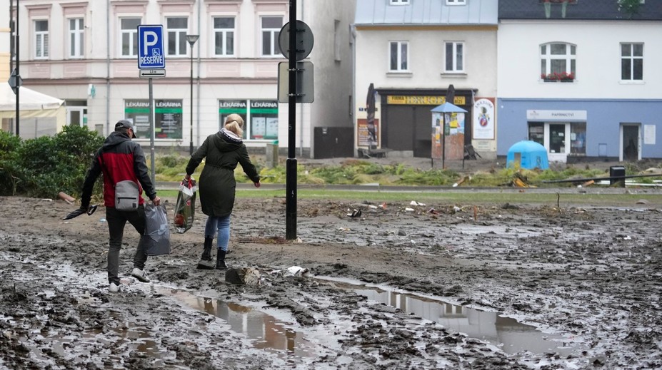 Povodeň vyhnala do ulíc grázlov. Český kraj rieši prvé prípady rabovania