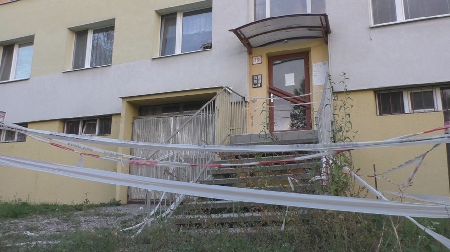 Nemajú sa ako dostať domov. Obyvatelia bytovky v Banskej Bystrici sú bez schodov do vlastného vchodu