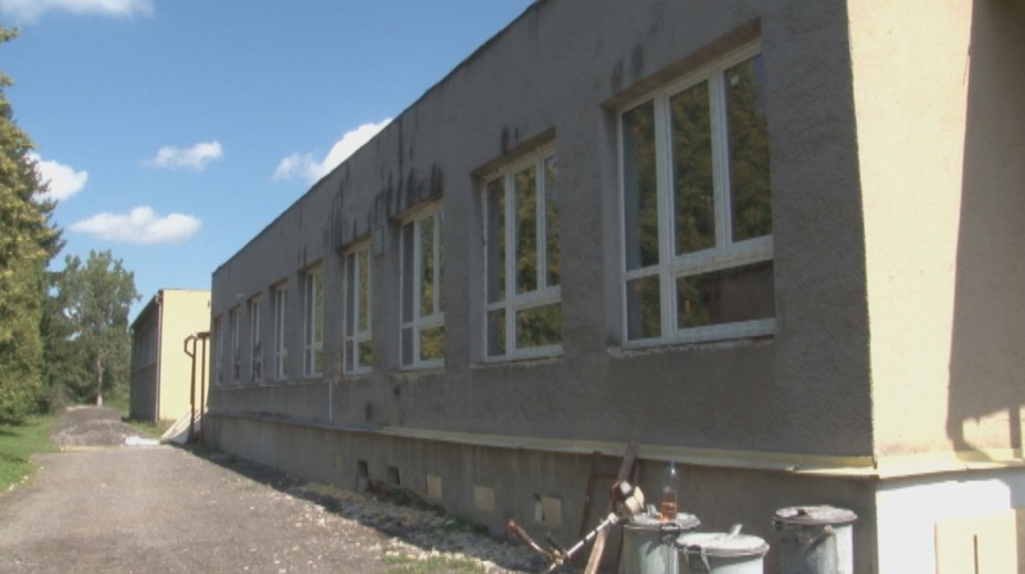 Škola konečne po 40 rokoch dostala nové okná. A hneď ich niekto zničil