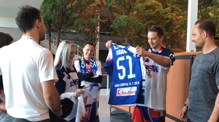 Dvaja fanúšikovia na šampionát nikdy nezabudnú. Takto ich prekvapili Graňák so Sekerom