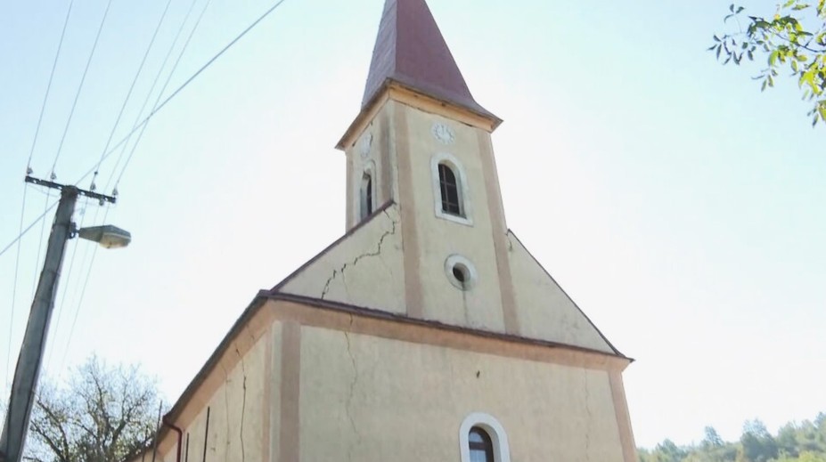 Kostol v Jankovciach je od zemetrasenia stále uzavretý. Veriaci sa modlia v kulturáku, dotácie sú zatiaľ v nedohľadne