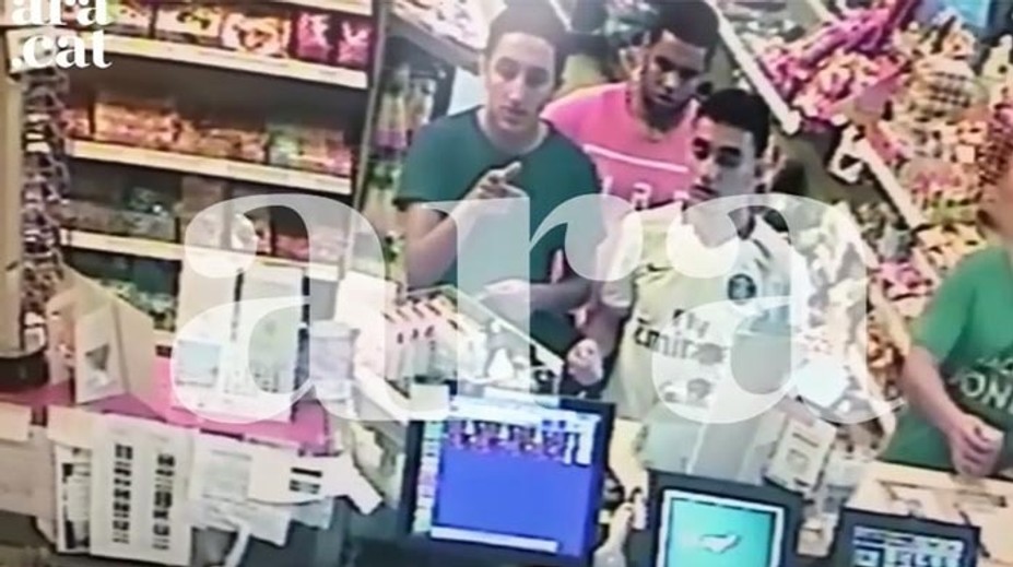 Len pár hodín pred útokom žartovali a usmievali sa. Teroristov z Cambrils zachytila kamera