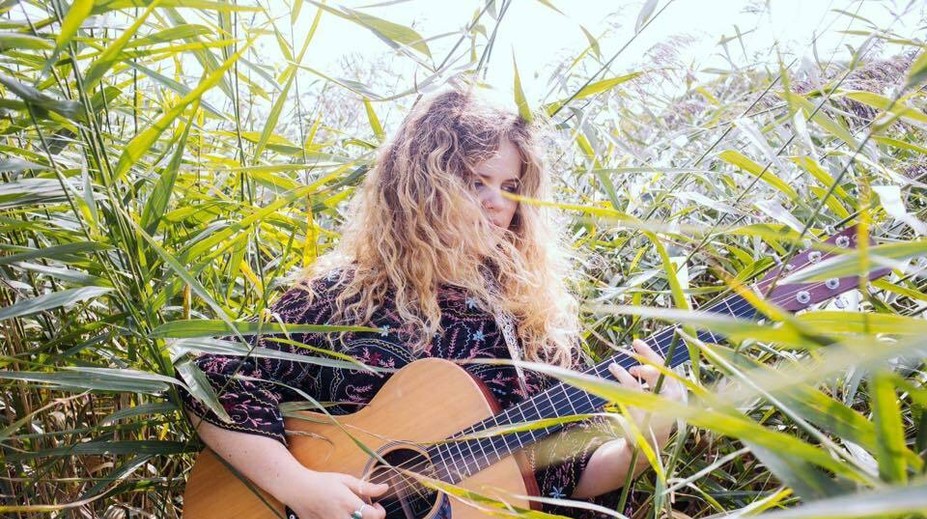 Ledva vychádza z izby, aj tak ju sledujú milióny ľudí. Toto dievča má zázračný hlas