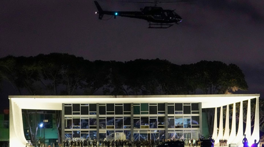 Polícia po útoku na vládne budovy v Brazílii zatkla stovky ľudí