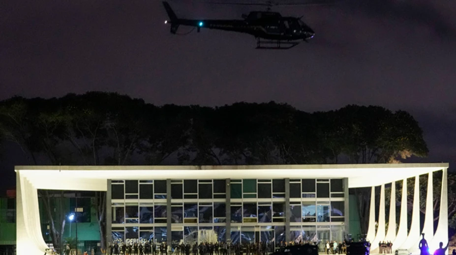 Polícia po útoku na vládne budovy v Brazílii zatkla stovky ľudí