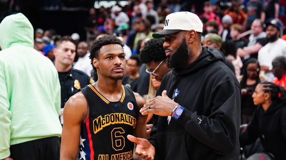 Historický moment v NBA: Lakers draftovali Bronnyho Jamesa, prvýkrát si môže otec zahrať so synom