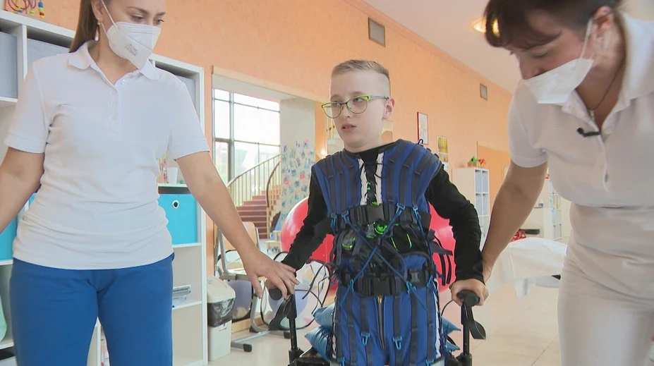 Húževnatí rodičia to nevzdali. Alex po rokoch rehabilitácií začína robiť prvé kroky