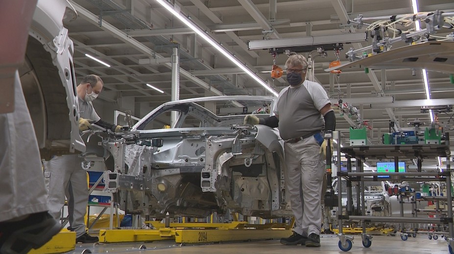 Slovensku hrozí o pár rokov masívne prepúšťanie v automobilkách