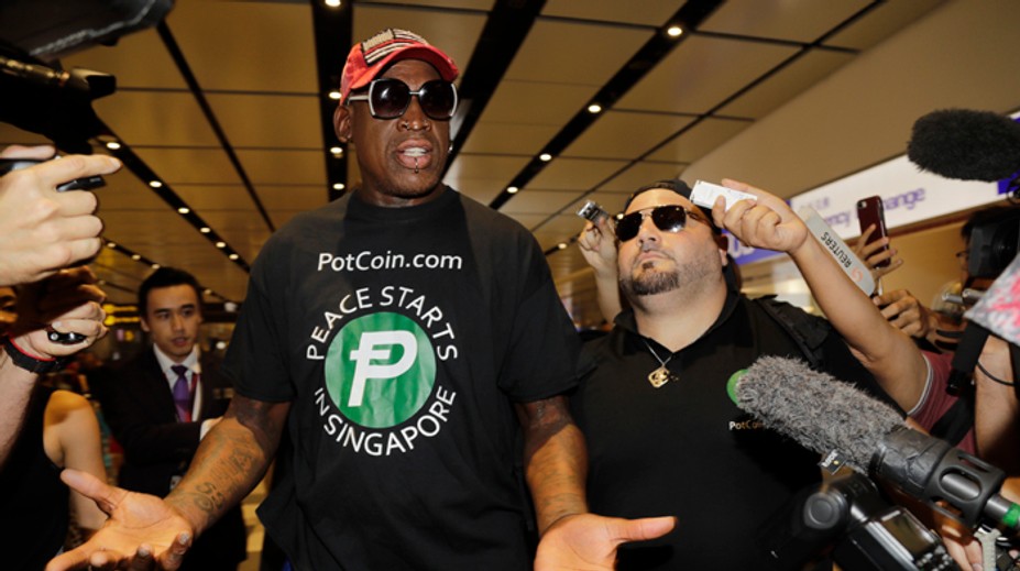 Rodman pricestoval do Singapuru, kde chce podporiť historický summit