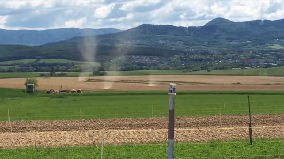 VIDEO: Zaujímavý úkaz. Neďaleko Prievidze sa objavilo niekoľko prachových vírov