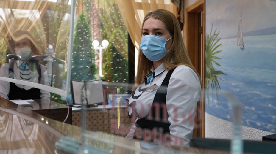 Rúšok a respirátorov sa nezbavíme päť rokov, tvrdí svetoznámy virológ