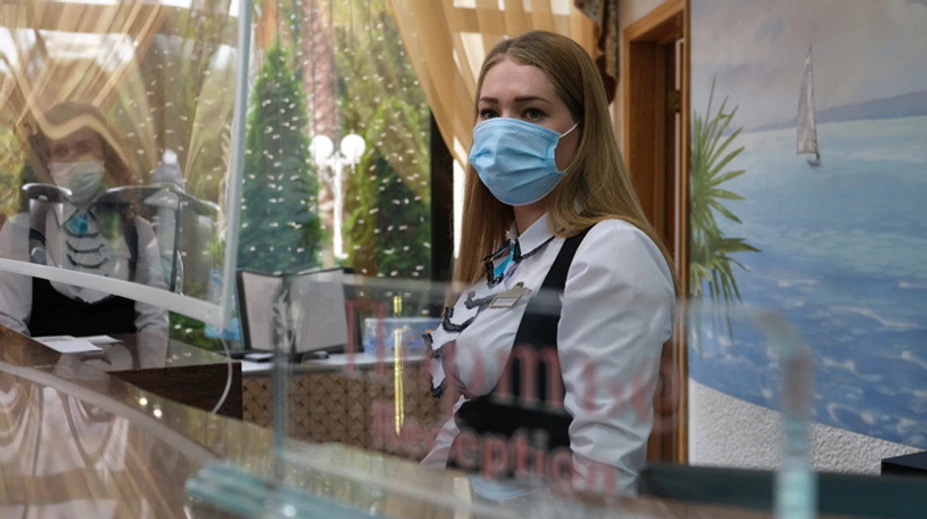 Rúšok a respirátorov sa nezbavíme päť rokov, tvrdí svetoznámy virológ