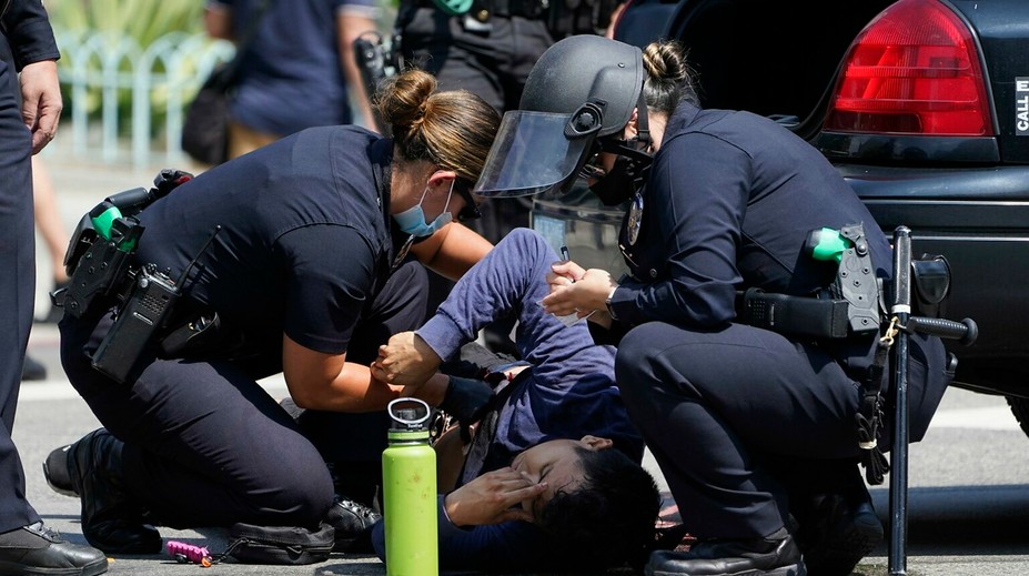 Muža v Los Angeles dobodali počas bitky medzi odporcami a podporovateľmi Covid opatrení