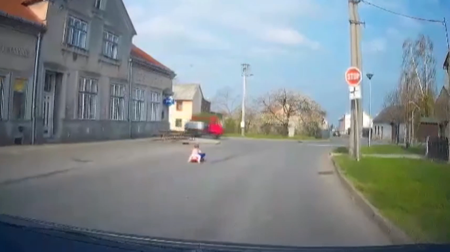 K tragédii veľa nechýbalo: Dievčatko sa na tatrovke rútilo priamo do križovatky