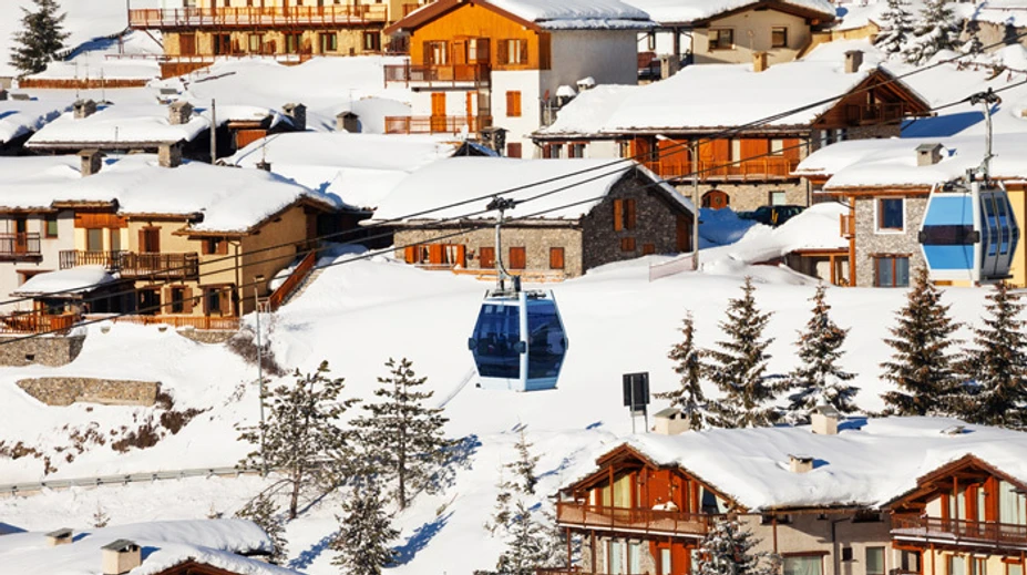 Chodby aj izby pod snehom. Lavína zavalila rezidenciu v talianskom alpskom stredisku