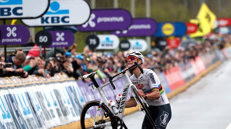 Okolo Flámska: Tretie, no najťažšie víťazstvo. Van der Poel nedal súperom šancu ani v daždi a vetre