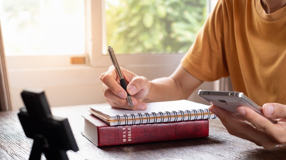 Oklamaní veriaci. Muž od nich vyzbieral milióny na misiu v Číne, z milodarov si však užíval prepychový život