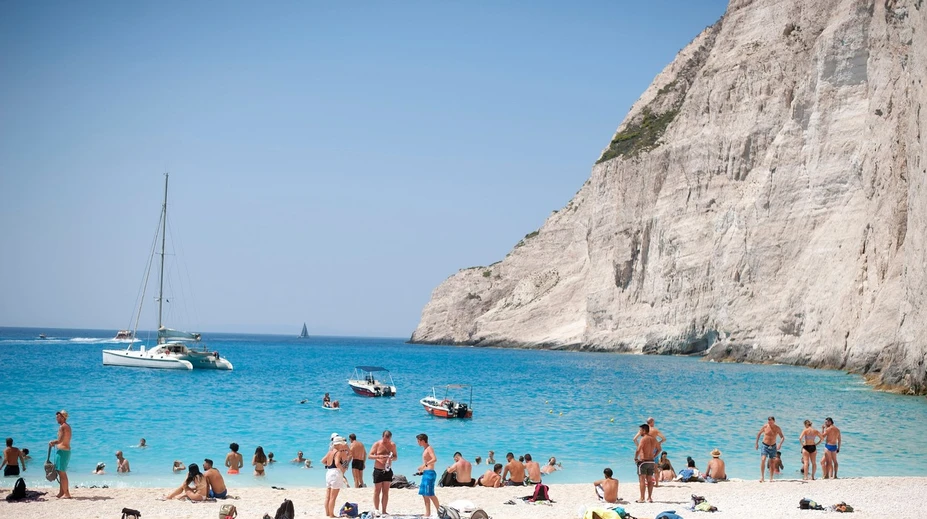 Na svetoznámu grécku pláž sa turisti toto leto nedostanú. Hrozí tam nebezpečenstvo