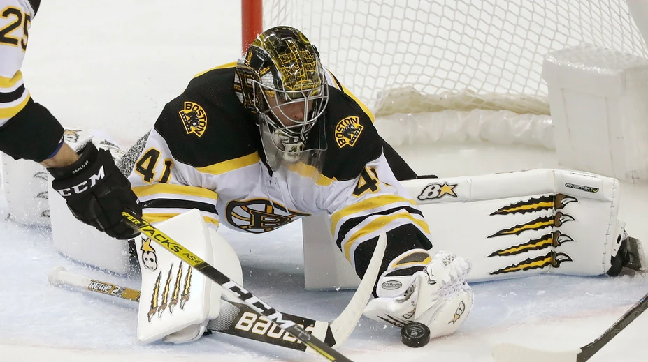 Brankár Rask nečakane odstúpil z play-off, Boston ponesie na pleciach Halák