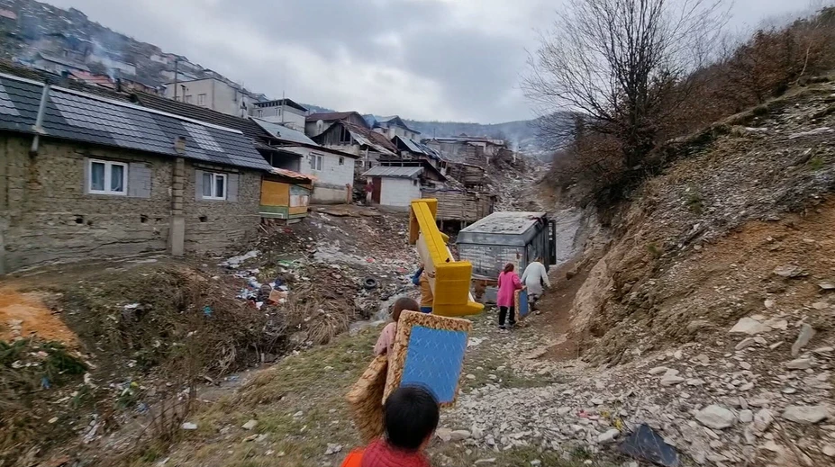 Rómovia z osád veria, že po smrti ich čaká dôstojný život. Navštívili sme kolóniu plnú kontrastov
