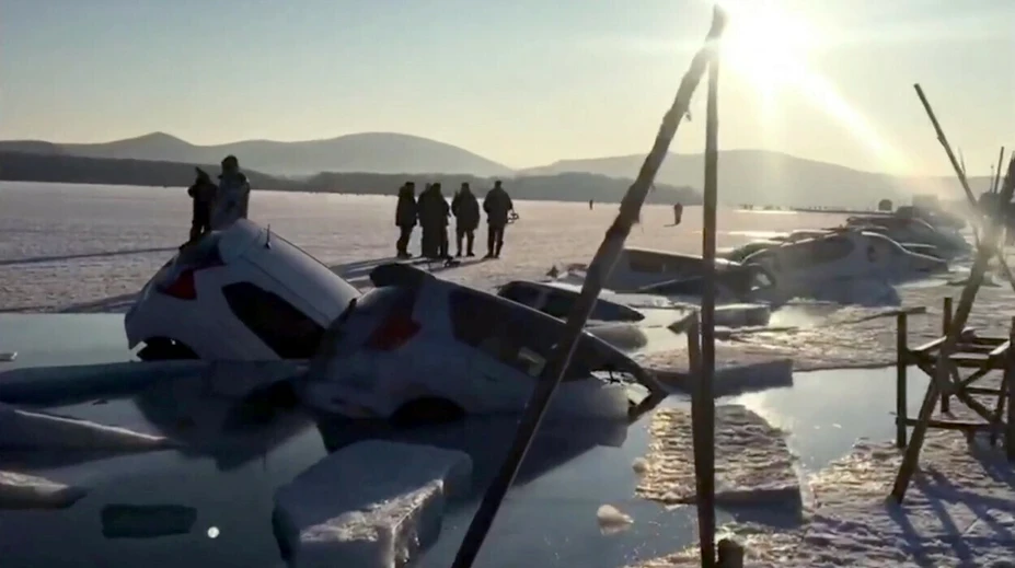 Parkovanie na zamrznutom zálive sa nevyplatilo. Potopilo sa viac než 30 áut
