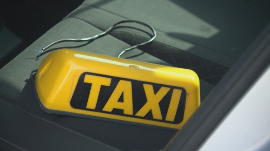 Odvezie vás po ôsmej večer taxík? Taxikári za rok takmer vymizli z ulíc a hrozí im krach