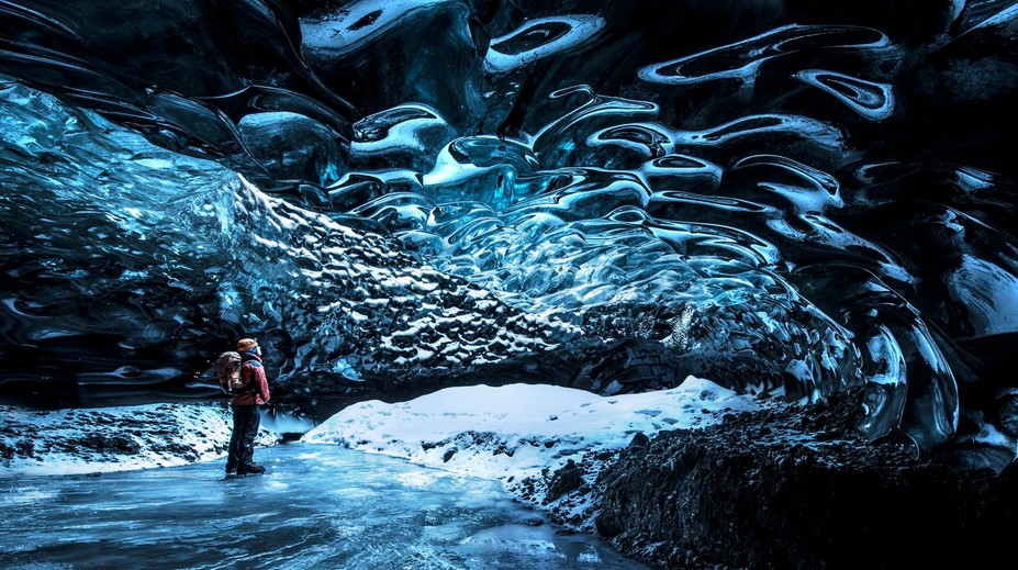 Na Islande sa počas exkurzie zrútila ľadová jaskyňa. Dve osoby z 25-člennej skupiny sú nezvestné