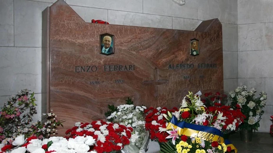 Zlodeji chceli z hrobu ukradnúť telo slávneho Enza Ferrariho