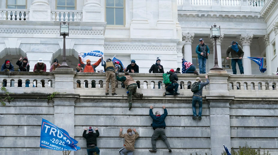 Kauza Kapitol: Predvolali Trumpovho spojenca Stonea a konšpirátora Jonesa