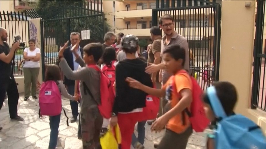 Prvý deň malých imigrantov v škole. Sprevádzala ich policajná eskorta