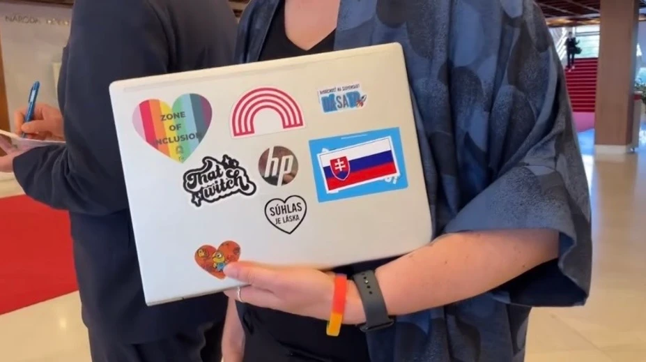Ústavný výbor: Nálepky na notebooku môžu byť v rozpore s rokovacím poriadkom
