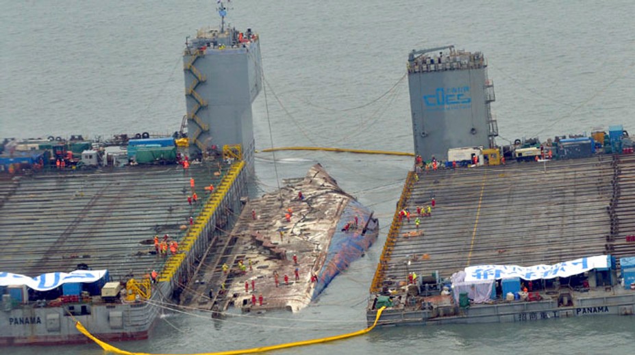 Potopený trajekt Sewol vyzdvihli na hladinu tri roky po nehode