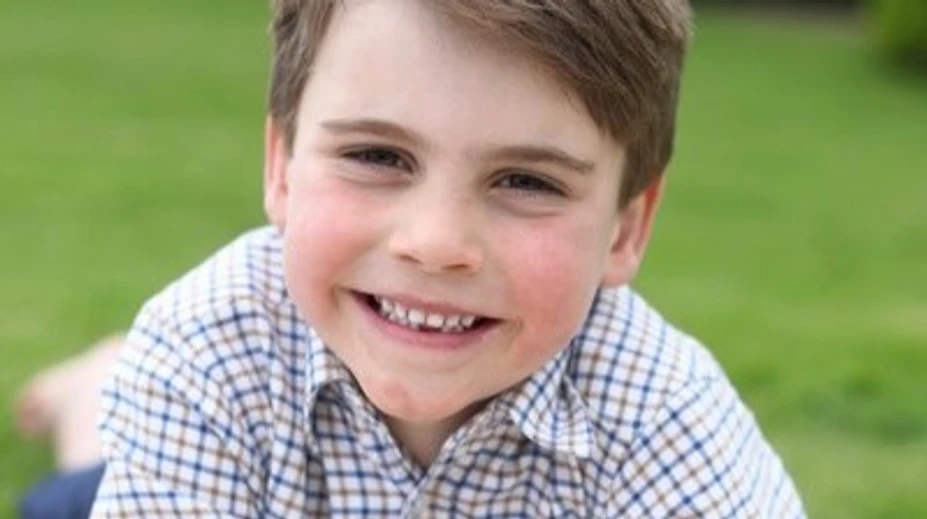FOTO: Oslávil už šieste narodeniny. William a Kate zverejnili narodeninovú snímku najmladšieho syna Louisa