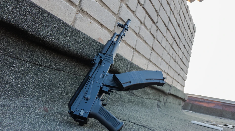 Hráč airsoftu omylom použil skutočnú zbraň. Do hrudníka s ňou postrelil svojho brata
