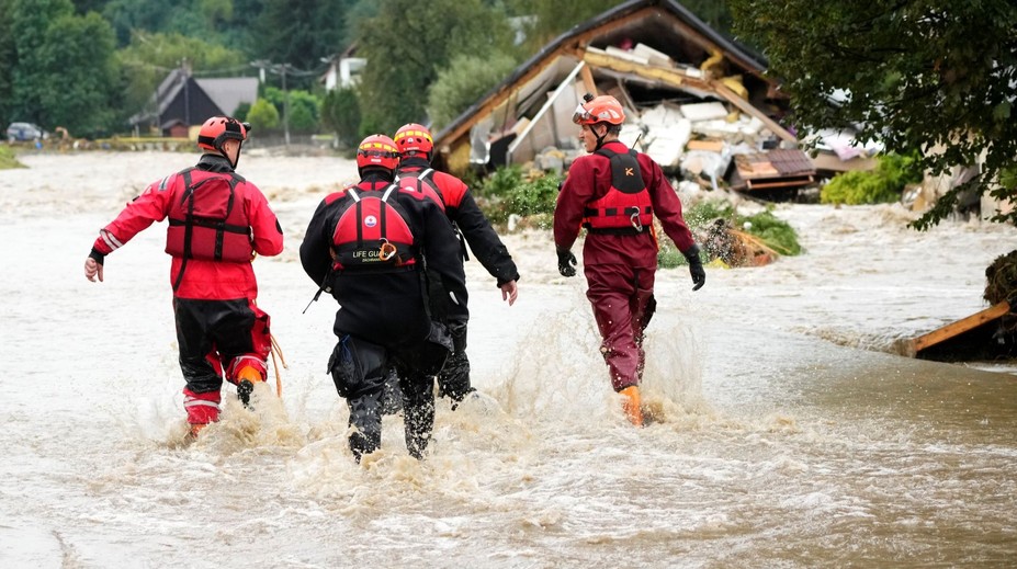 Rekordné množstvo zásahov českých hasičov počas povodní. Osem osôb je stále nezvestných
