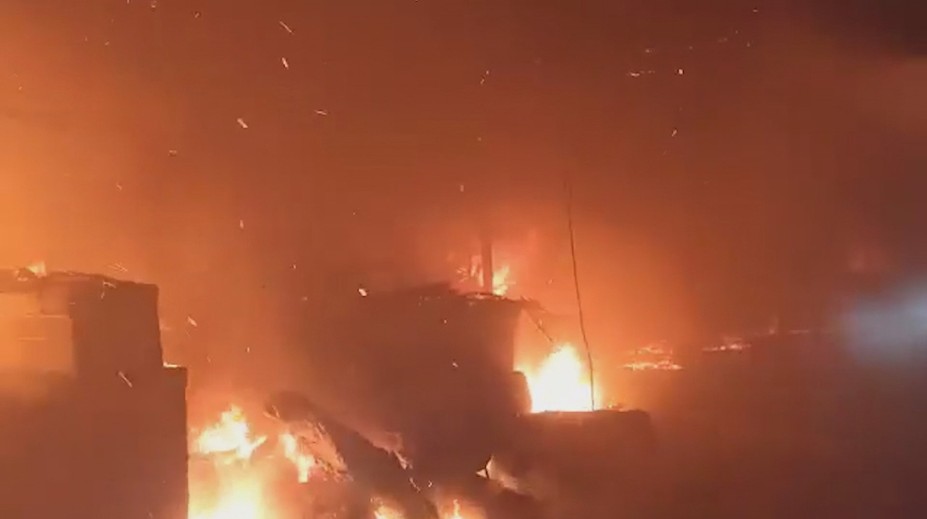 Plamene ničili drahé autá aj stavebný materiál niekoľko hodín. Silný požiar zachvátil bývalé družstvo