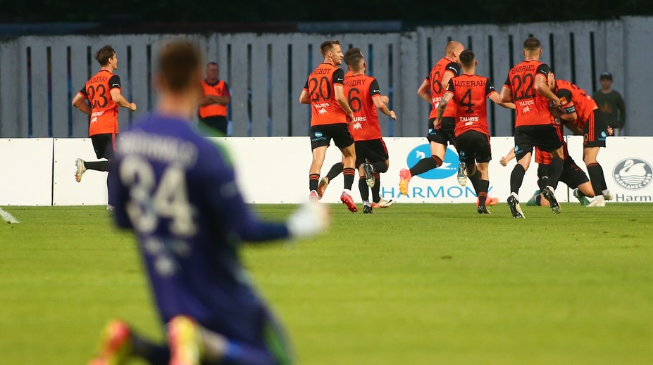 Inkasovali z prvej akcie, no potom obrancovia spustili kanonádu. Ak Ružomberok postúpi, privíta slávny klub