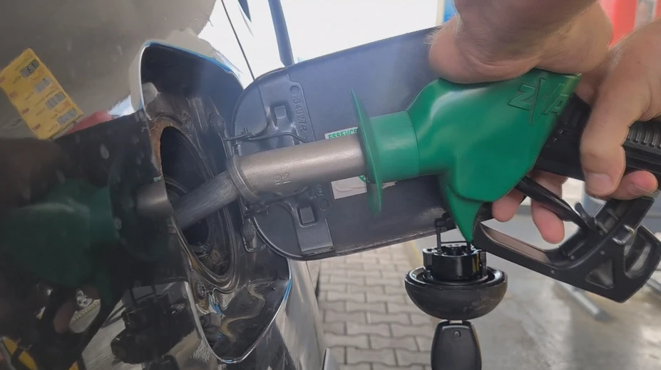Nové sprísnené embargo na ruskú ropu si vodiči zrejme ani nevšimnú. Najviac ho pocíti Slovnaft