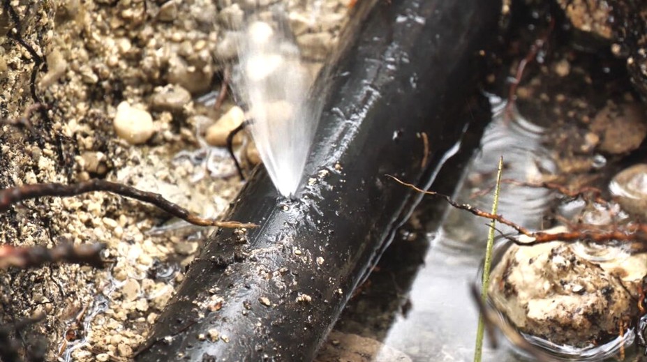 Spôsobil im nemalé problémy s vodou. V obci Hlboké nad Váhom niekto zámerne poškodil vodovodné potrubie