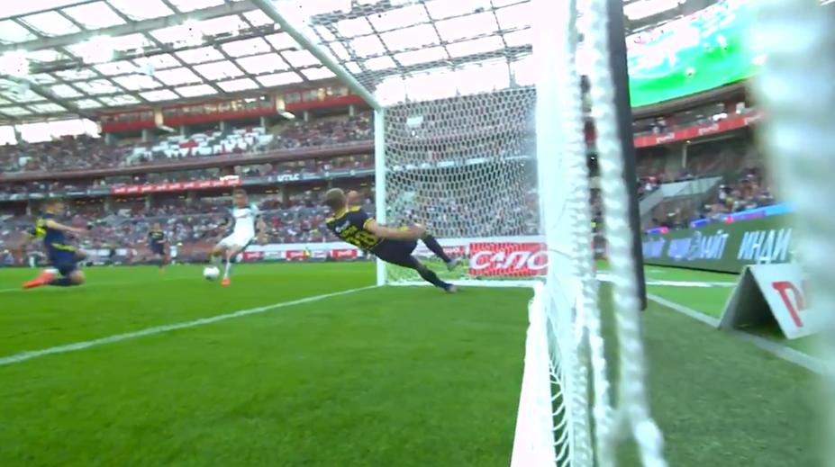 Zákrok roka alebo histórie? Obranca zachránil zápas dvoma zákrokmi na čiare (video)