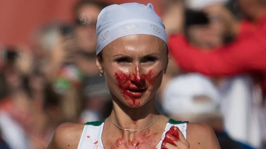 Hrdinkou atletických ME je táto bojovníčka. Napriek silnému krvácaniu vyhrala maratón