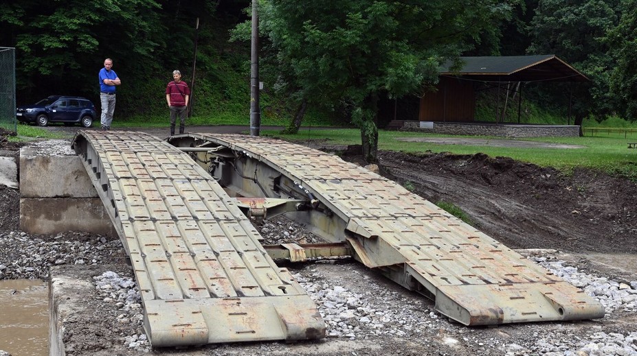 Zubné už nie je odrezané od sveta, vojenskí ženisti cez rieku osadili provizórny most