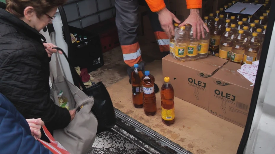Za tri litre starého dostanú fľašu nového. Mobilný zber použitého kuchynského oleja sa šíri