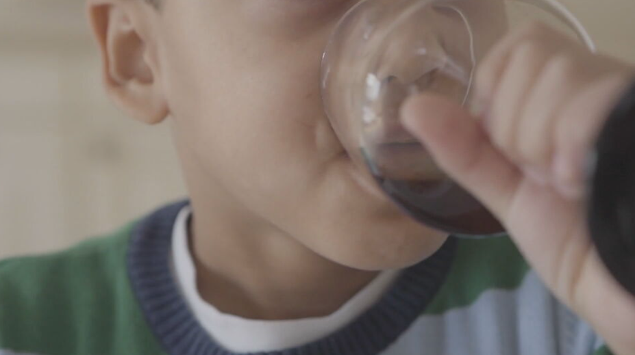 Mladí Slováci prezradili, kde sa prvý raz dostali k alkoholu. Jedna odpoveď zaznievala často