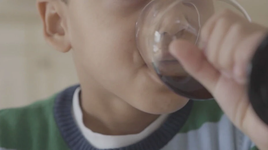 Mladí Slováci prezradili, kde sa prvý raz dostali k alkoholu. Jedna odpoveď zaznievala často