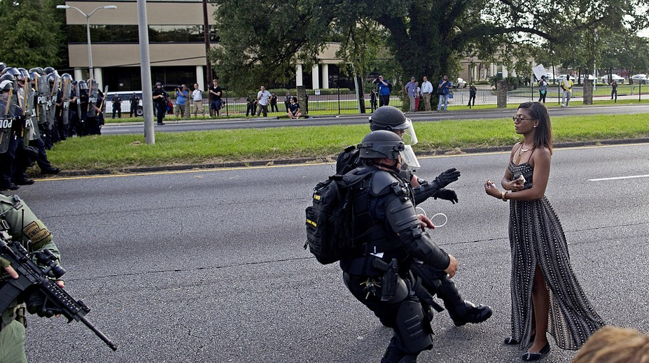 Symbol protestov proti policajnému násiliu, tichý odpor mladej ženy