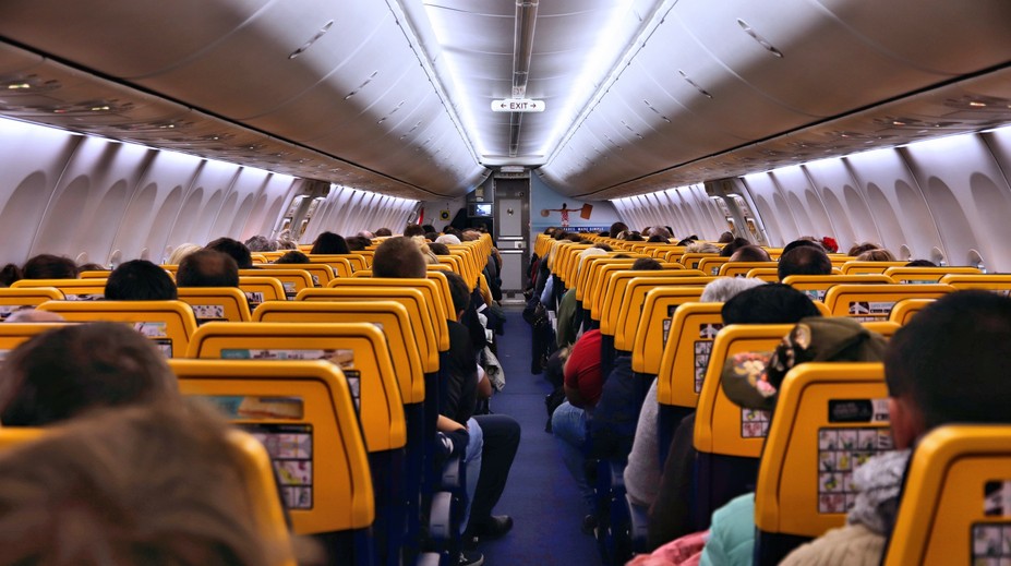 Nechutný zvyk mnohých pasažierov. Palubný personál nad ním neveriacky krúti hlavou