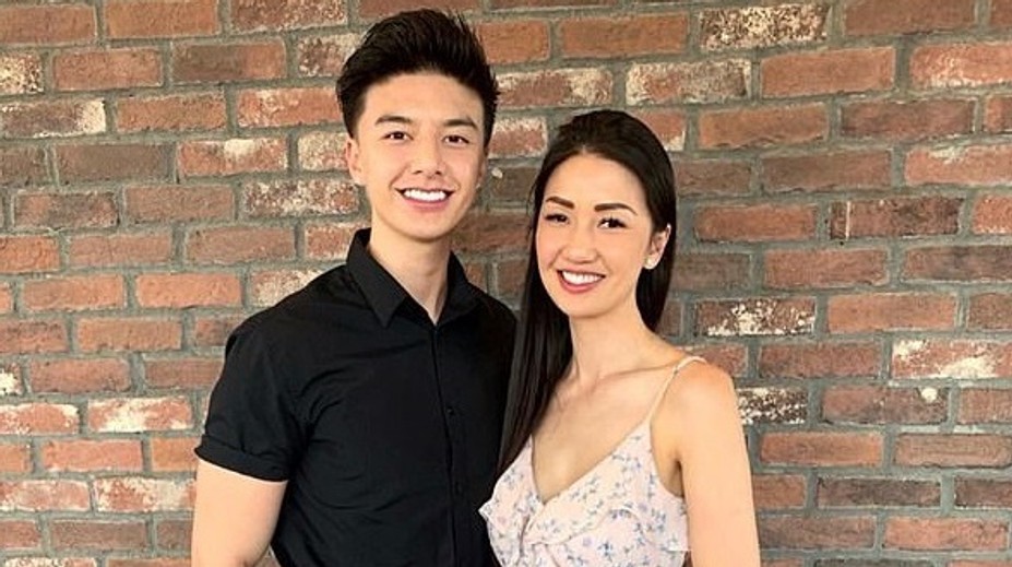 Mladíkovi (22) nikto nechce veriť, že na fotkách je so svojou mamou. Vyzerá fantasticky